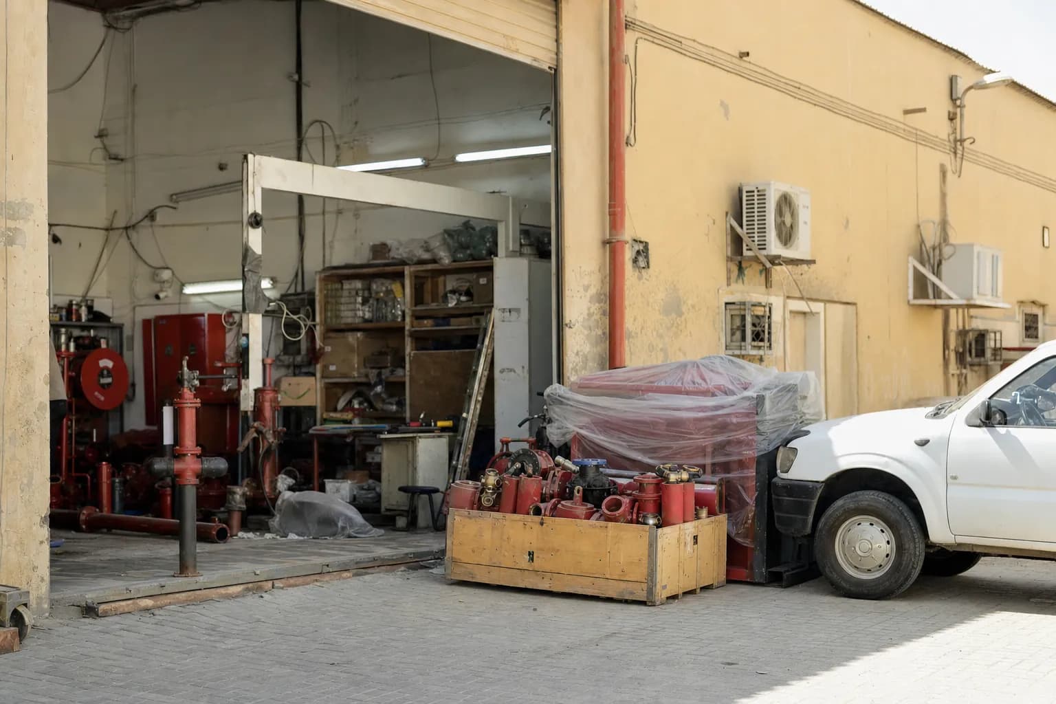 A view of the مقاولات workplace